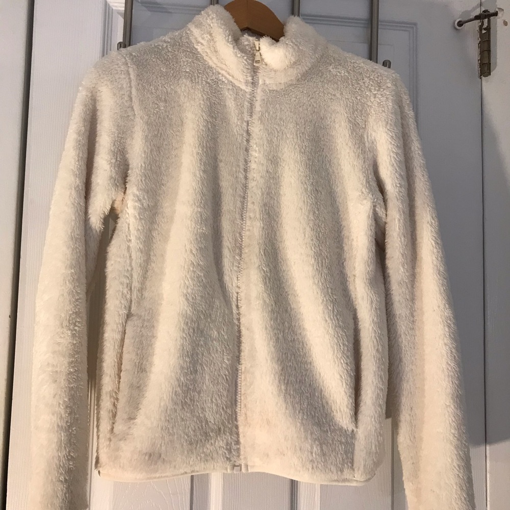 plushy white zip up from uniqlo🐻